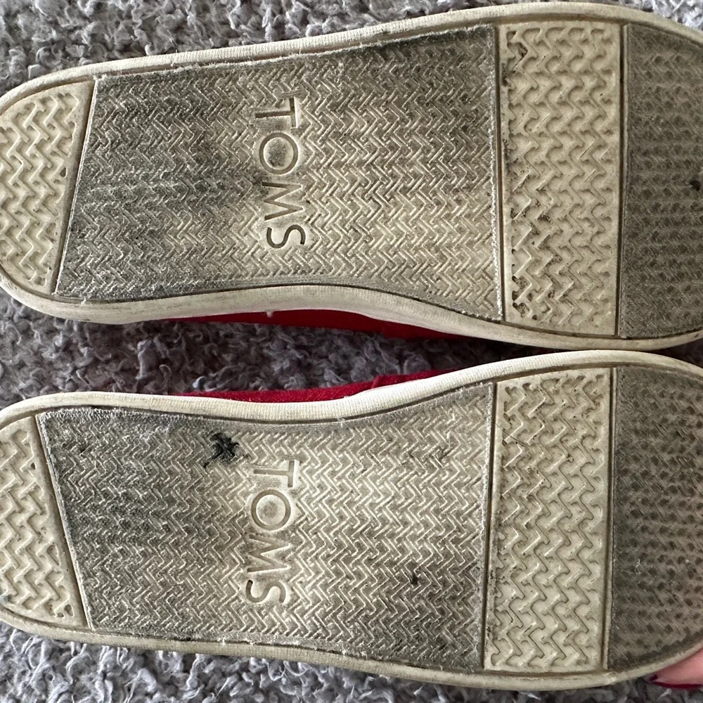 Toms kids shoes size 1 US. Comfortable and cute!